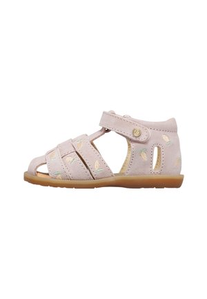 Sandalo per bambini piccoli di colore rosa chiaro con tallone chiuso, cinturino in velcro, ananas ricamati e suola in gomma color cuoio, mostrato in profilo laterale.