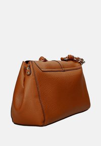 Borsa a tracolla in pelle marrone con finitura testurizzata, forma rettangolare e manico con catena. Le cuciture aggiungono un sottile interesse al design.