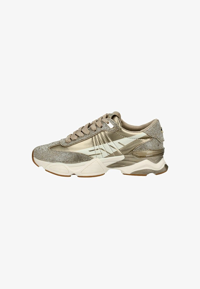 Sneakers z beżową i metaliczną cholewką z teksturowanej tkaniny, gumową podeszwą oraz delikatnymi białymi akcentami po bokach.