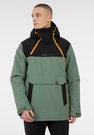 Groene en zwarte geïsoleerde jas met hoge kraag, oranje accenten, voorkantzak en logo op de borst. Waterdicht materiaal en duurzame ontwerp.