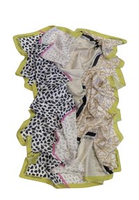 Pañuelo de seda con una mezcla de estampados geométricos y de animales en blanco, negro y beige, rematado con vibrantes acentos en amarillo, rosa y negro.