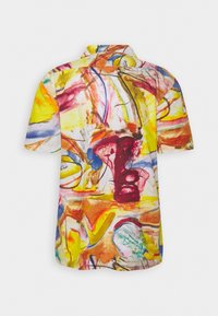 Cămășă cu mânecă scurtă, decorată cu un model abstract vibrant în roșu, galben, albastru și alb. Fabricată dintr-un material ușor, cu guler și croială lejeră.