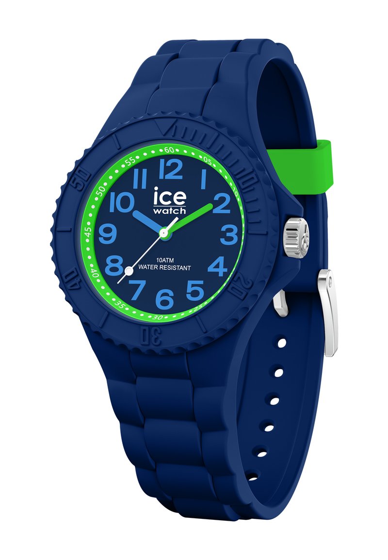 Montre en silicone bleue avec un cadran rond, des accents verts et de grands chiffres clairs. Étanche jusqu'à 10 ATM. Dispose d'une couronne en argent.