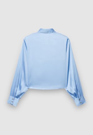 Camicia di raso azzurro chiaro tagliata, con maniche lunghe a sbuffo, colletto classico e polsini con bottoni, caratterizzata da una texture liscia e lucida.
