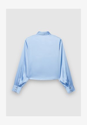 Hellblaues Satinhemd, beschnitten, mit langen, ballonförmigen Ärmeln, einem klassischen Kragen und geknöpften Manschetten, mit einer glatten, glänzenden Textur.