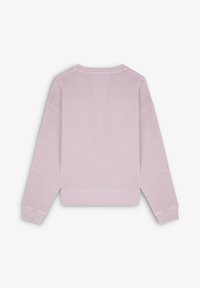 Sweatshirt rose clair avec un design cropé, épaules tombantes, col rond côtelé et texture douce. Présente un détail de couture minimal sur les manches.