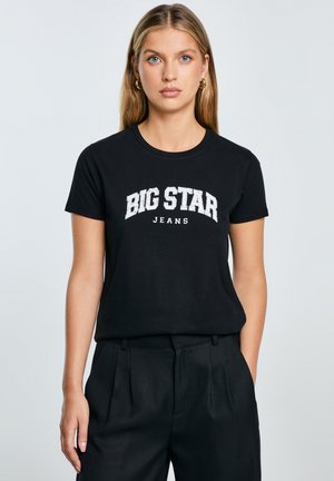 Juodas medvilninis marškinėlis su baltu "BIG STAR JEANS" piešiniu. Trumpomis rankovėmis ir apvaliu kaklu. Paprastas, kasdienis dizainas.