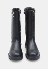 Stivali alti fino al ginocchio in pelle nera con punta rotonda, suola testurizzata, cerniere laterali e borchie decorative sul fusto esterno.