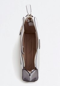 Biała torebka na zamek z lakierowanej skóry z szarym dnem, z beżowym wnętrzem i wytłoczonym logo marki. Srebrne okucie zamka.