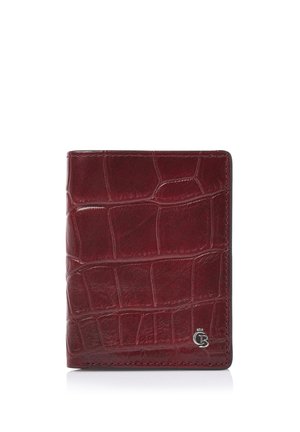 Dunkelrotes Lederportemonnaie mit Krokodilstruktur und kleinem silbernem CB-Logo unten rechts auf weißem Hintergrund.
