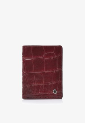 Cartera de cuero rojo oscuro con textura de cocodrilo y un pequeño logo plateado CB en la esquina inferior derecha, sobre un fondo blanco.