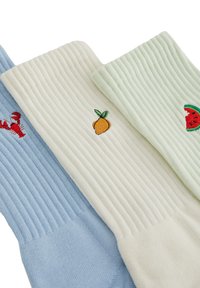 Tre par ribbede sokker: lyseblå med rød hummerbroderi, creamfarvet med orange og mintgrøn med vandmelon-design.