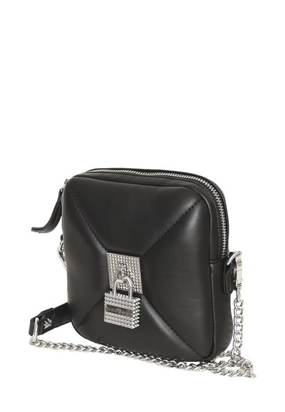 Borsa a tracolla in pelle nera con tracolla in catena argentata e dettaglio in padlock argentato testurizzato sul davanti, chiusura con zip sulla parte superiore.
