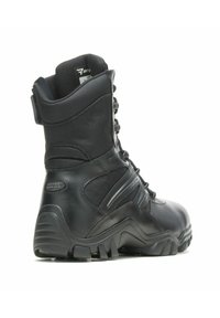 Czarne taktyczne buty z połączeniem skóry i teksturowanego materiału syntetycznego, sznurowane, z wyściełanym kołnierzem oraz solidną podeszwą.