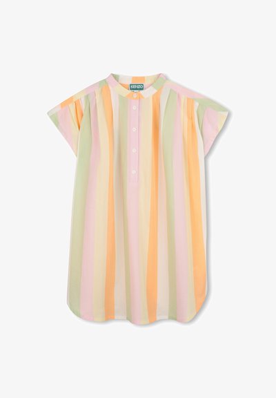 Blouse à manches courtes avec boutons, rayures verticales pastel en orange, rose, crème et vert, avec un col rond et une étiquette Kenzo.