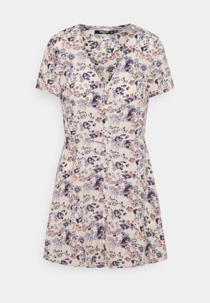Blumenkleid mit kurzen Ärmeln in Creme mit blauen und pinkfarbenen Blumenmustern, V-Auschnitt und Knopfleiste, aus leichtem Material gefertigt.