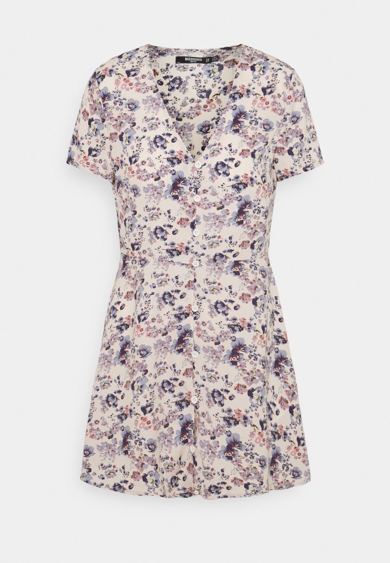 Květinové šaty s krátkým rukávem v krémové barvě s modrými a růžovými květinovými vzory, s V-výstřihem a předním zapínáním na knoflíky, vyrobené z lehkého materiálu.