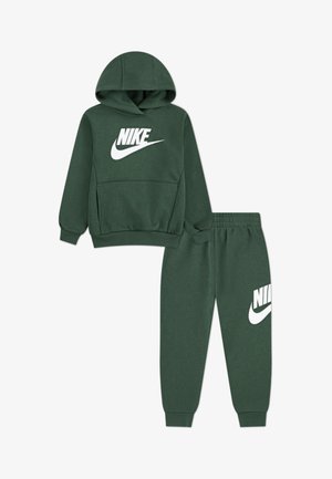 Set di felpa con cappuccio verde e pantaloni della tuta abbinati, realizzato in tessuto morbido. Presenta un grande logo Nike bianco su entrambi i capi, con una tasca a marsupio sul davanti.