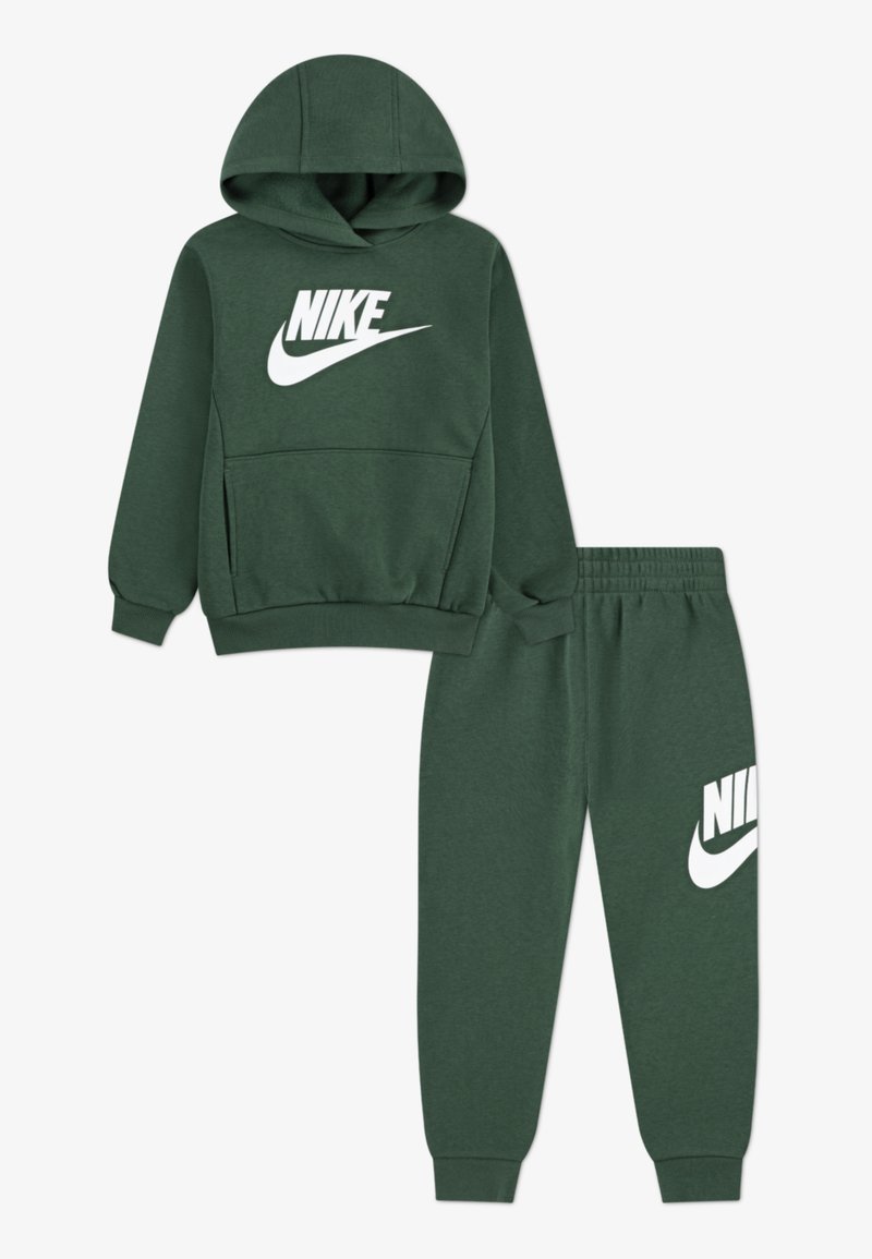 Conjunto de sudadera con capucha verde y pantalones de chándal a juego, hecho de tela suave. Presenta un gran logo de Nike en blanco en ambas piezas, con un bolsillo tipo canguro en la parte delantera.