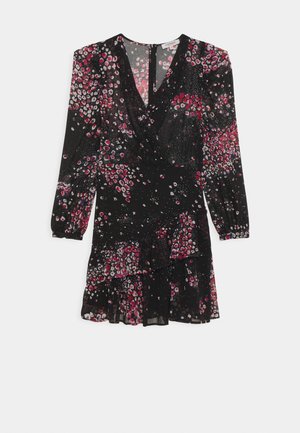 Vestido negro de manga larga con estampado floral en tonos rosa y blanco, escote en V, bajo con volantes y puños fruncidos, mostrado extendido sobre un fondo blanco.