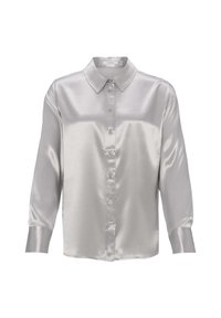 Chemise longue en satin argenté brillant, à manches longues, boutonnée avec col pointu et poignets boutonnés, présentée sur fond blanc uni.