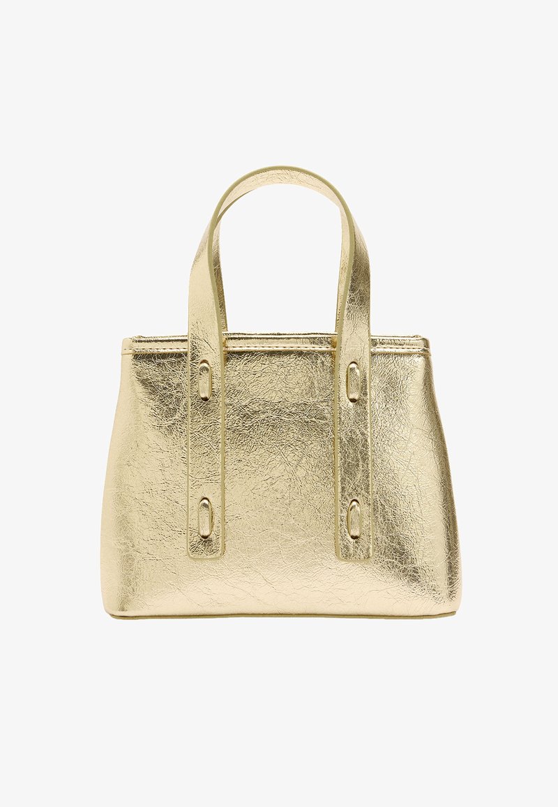 Złota metaliczna torebka o konstrukcyjnym kształcie, gładkiej fakturze, krótkich uchwytach i ozdobnych przeszyciach. Kompaktowy kształt z wykończeniem na błysk.