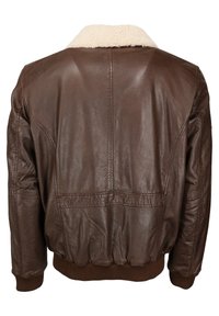 Brun læderjakke med pelskrave, ribbede kant og manchetter samt detaljer på ryggen, der har glatte og teksturerede overflader.