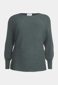 Pull en maille côtelée vert foncé avec un col rond et des manches ballon. Présente une coupe ample et une texture douce. Étiquette de la marque visible.