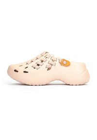 Zuecos de color beige claro con un diseño tejido, que presentan ventilaciones laterales, un acabado texturizado y un acento de hebilla naranja contrastante.