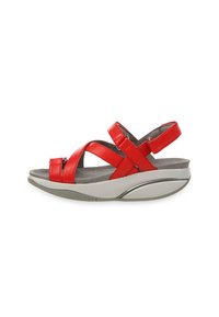 Sandale en cuir rouge avec des brides réglables et une semelle blanche épaisse rembourrée conçue pour le confort et le soutien.