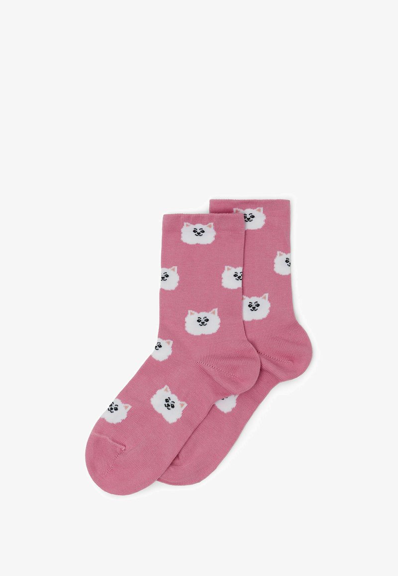 Calze di cotone rosa con un motivo ripetitivo di teste di cani soffici bianche con occhi e nasi neri. Texture liscia, forma standard delle calze.