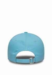 Hellblaues Baseballcap mit gebogenem Schirm, verstellbarem Riemen und subtilen Stickdetails. Hergestellt aus strapazierfähigem Stoff mit glatter Textur.