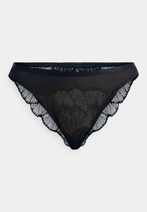 Zwarte kanten bikini slips met golvende randen, voorzien van een semi-transparante mesh voorkant en een stevige tailleband. Fijn bloemachtig kantpatroon.