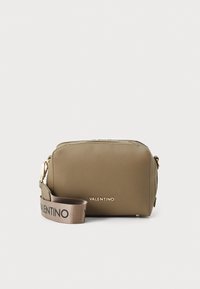 Borsa in pelle verde oliva di forma rettangolare, con chiusura a zip e dettaglio del logo. Include una tracolla in tessuto con testo in colore a contrasto.