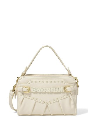 Borsa a tracolla in pelle crema con hardware dorato, chiusura a zip, accenti borchiati e design plissettato. Presenta un manico corto e un dettaglio del logo.