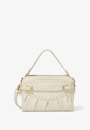 Borsa a tracolla in pelle crema con hardware dorato, chiusura a zip, accenti borchiati e design plissettato. Presenta un manico corto e un dettaglio del logo.