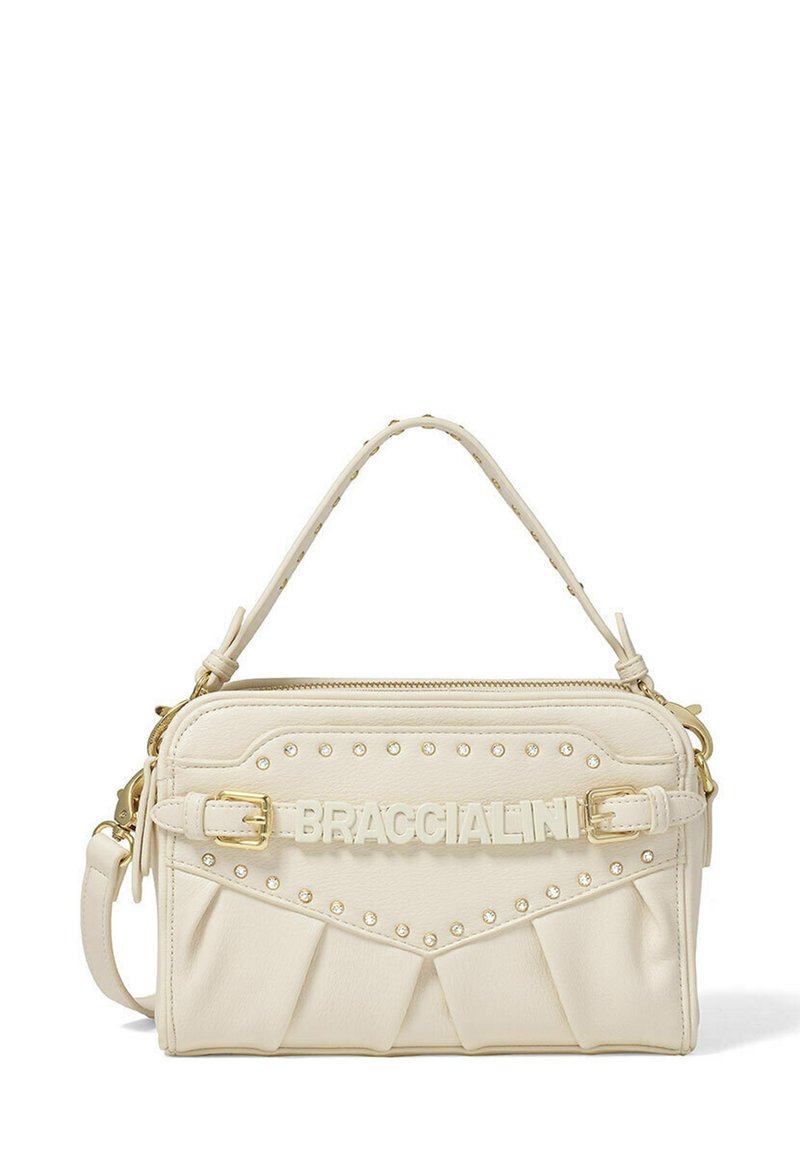 Borsa a tracolla in pelle crema con hardware dorato, chiusura a zip, accenti borchiati e design plissettato. Presenta un manico corto e un dettaglio del logo.
