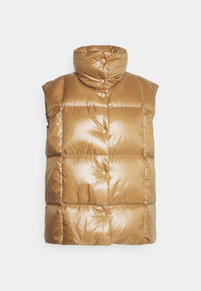 Gilet matelassé sans manches, couleur fauve brillante, avec col montant et boutons-pression devant, présenté sur un fond clair uni.