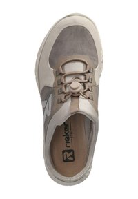 Beige und graue Sportschuhe mit Obermaterial aus Wildleder und Synthetik, runder Zehenpartie, elastischen Schnürsenkeln und gepolstertem Fußbett. Rieker-Logo innen sichtbar.