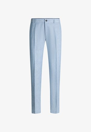 Pantalon bleu clair tailleur avec passants de ceinture, fermeture à boutons devant et plis le long des jambes.