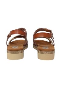 Sandali in pelle marrone con cinturini intrecciati, soletta imbottita e suole in beige. Presentano una fibbia regolabile sul cinturino della caviglia.