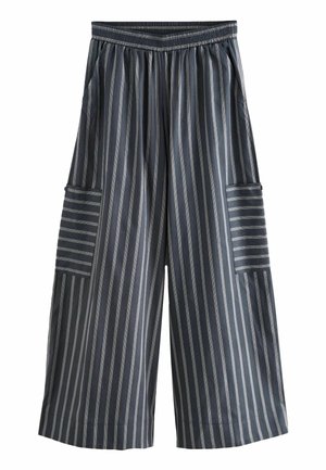 Pantaloni largi raiati, într-o nuanță închisă de gri și alb, din bumbac. Dispune de un tiv elastic și două buzunare laterale cu dungi orizontale.