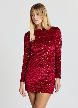 Vestito rosso con paillettes, maniche lunghe, scollo rotondo e silhouette aderente. Il tessuto presenta una texture scintillante su tutta la superficie.