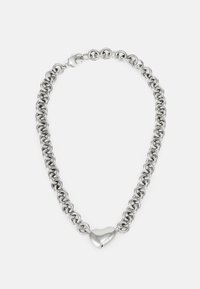 Sølvkjede med sammenkoblede runde lenker og en polert hjerteformet dekorasjon i midten. Sikker lås inkludert.