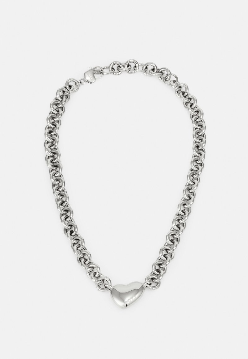 Sølvkjede med sammenkoblede runde lenker og en polert hjerteformet dekorasjon i midten. Sikker lås inkludert.