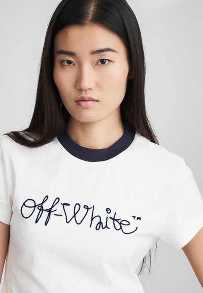 T-shirt in cotone bianco con colletto ringer blu marino e design del logo ricamato "Off-White". Maniche corte, vestibilità rilassata.