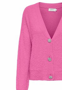 Cardigan rosa con scollatura a V, tessuto testurizzato e tre bottoni decorativi. Presenta maniche lunghe e orlo e polsini a costine.