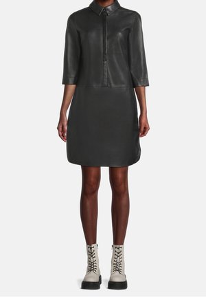 Schwarzes Lederkleid mit Kragen und Dreiviertelärmeln, das eine schlanke Silhouette und einen geraden Schnitt aufweist, der über dem Knie endet.