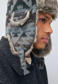 Next TRAPPER - Hut - grey navajo style