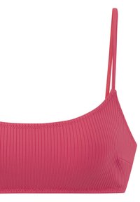 Top bikini fucsia con righe, dotato di sottili spalline regolabili; presenta una texture liscia e un design minimalista. Senza hardware o motivi visibili.